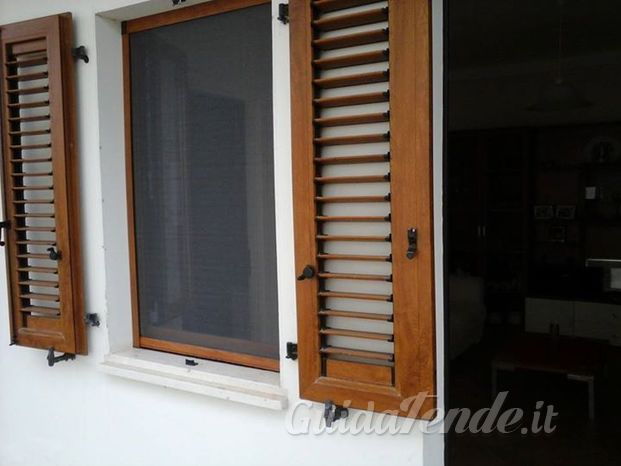 Zanzariera verticale con bottoncini, per finestra
